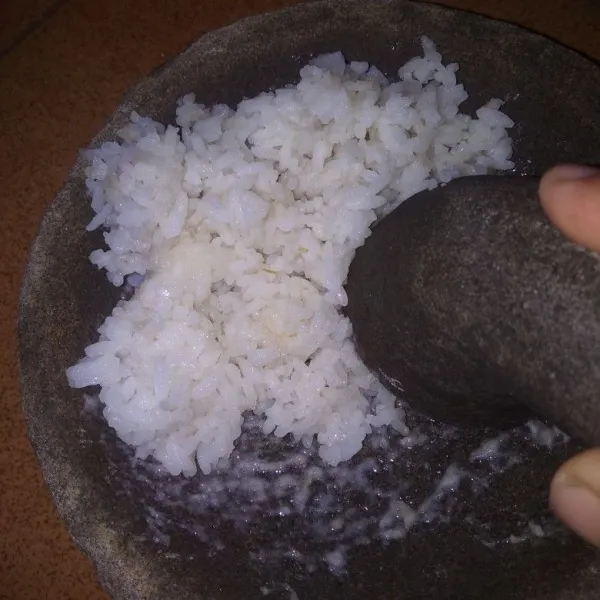 Siapkan cobek, ulek bawang putih dan garam hingga halus tambahkan nasi uleg kembali hingga tercampur rata, sisihkan