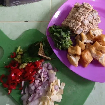 Potong tahu dan tempe kacang. Siapkan juga bumbu iris.