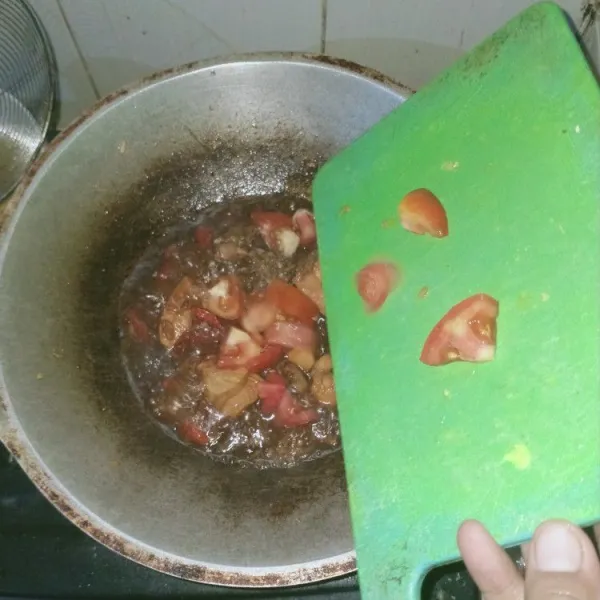 Tambahkan tomat yang sudah dipotong kecil-kecil. Masak sampai air surut. Angkat dan siap disajikan.