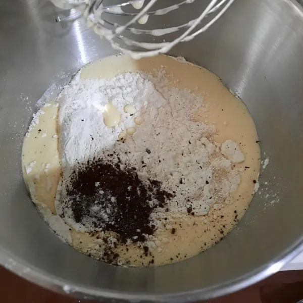 Lalu masukkan tepung terigu, ragi, kopi hitam dan vanilli bubuk. Mixer dengan speed paling rendah. Selang seling dengan larutan santan.