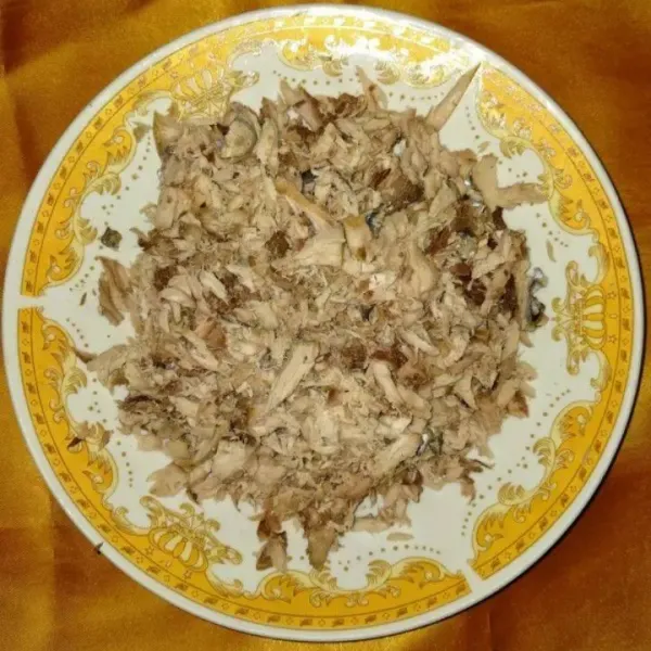 Kukus ikan lalu suwir-suwir.