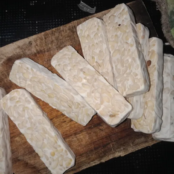 Pertama siapkan tempe yang sudah dipotong-potong