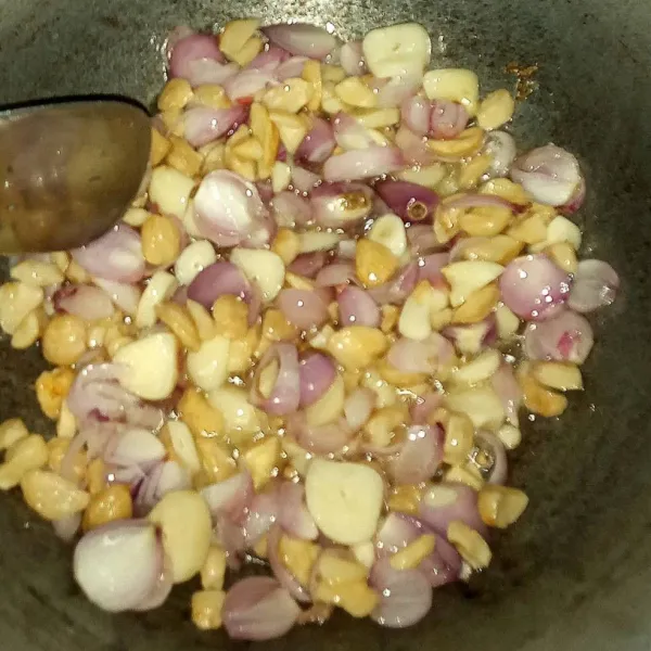 Panaskan minyak secukupnya, goreng bawang merah, bawang putih, kemiri, dan merica. Butiran sampai layu dan empuk.