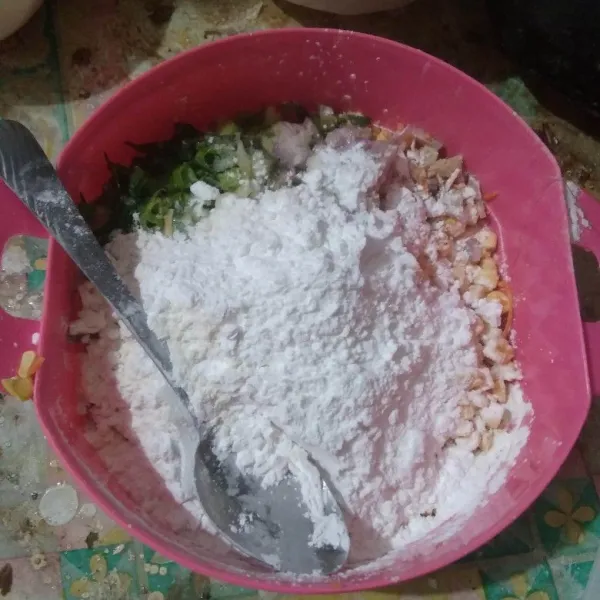 Masukkan tepung terigu, tepung beras, tepung tapioka, baking powder, garam, kaldu bubuk, bawang putih, bubuk dan lada bubuk. Aduk rata