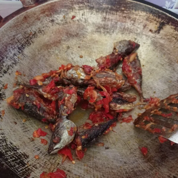 Masukkan ikan tongkol goreng, aduk sampai tercampur rata dengan bumbu. Angkat.