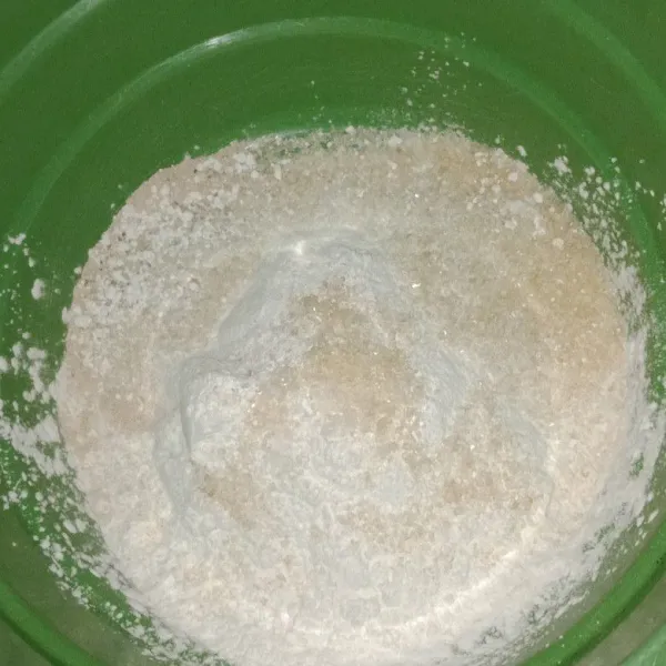 Campur semua bahan kering (tepung terigu protein sedang, tepung beras, gula pasir, ragi instan, baking powder dan garam ke dalam wadah, aduk rata.