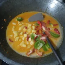 Masukkan kentang, cabai rawit, cabai keriting, tomat merah, dan tomat hijau. Aduk rata, masak hingga kentang setengah matang.