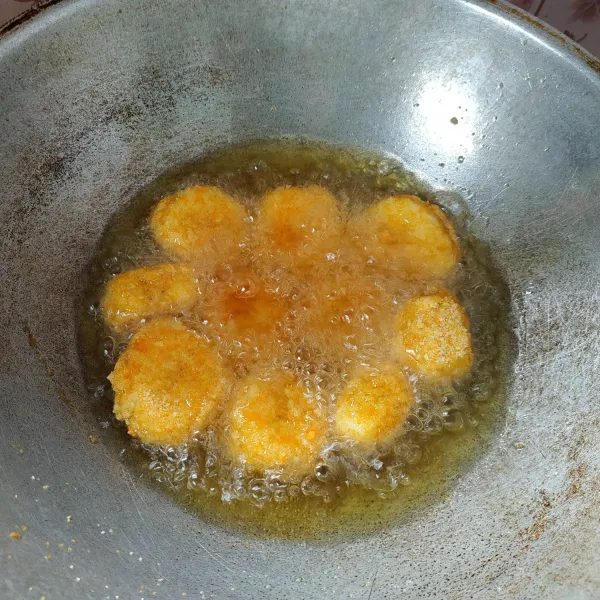 Panaskan minyak goreng secukupnya, goreng pom-pom pisang hingga matang.