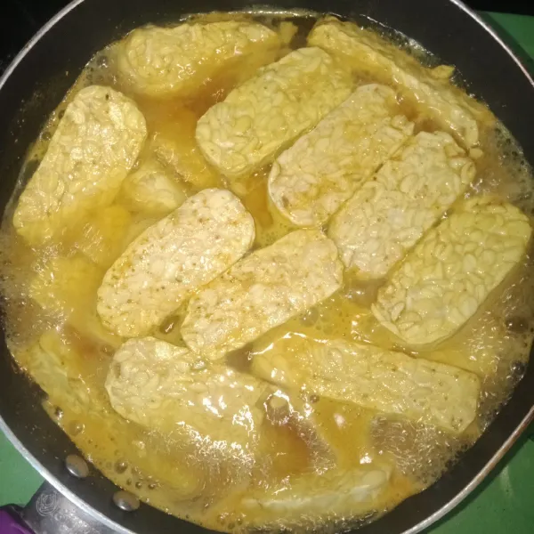 Lalu tuang lagi sisa bumbunya dan biarkan sampai bumbu meresap