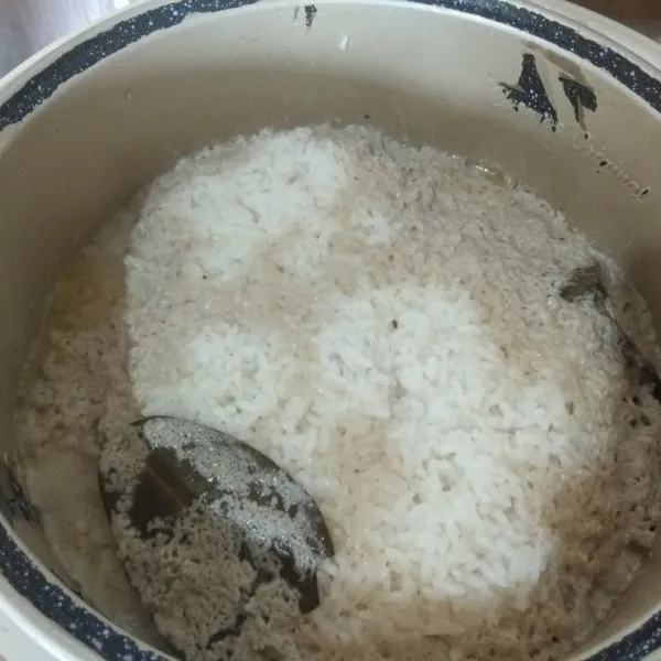 Setelah nasi matang. Buka tutup magicom, aduk nasi hingga tercampur rata (karena bumbu akan ada di atas permukaan nasi). Tutup lagi magicom, biarkan beberapa saat hingga nasi menjadi tanak.