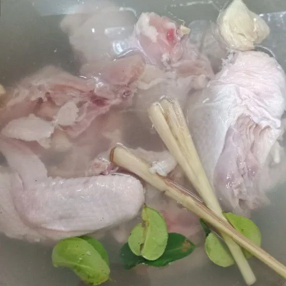 Rebus ayam dengan serai, 5 lembar daun jeruk, sedikit garam, dan bawang putih geprek hingga empuk.