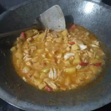 Masak hingga kentang dan ayam matang. Tes rasa.