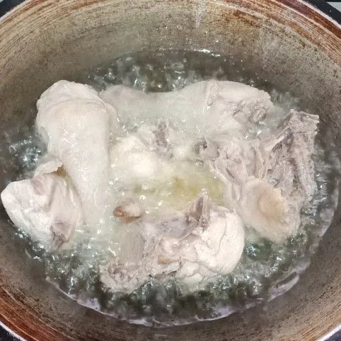 Goreng ayam di minyak panas hingga kecoklatan.