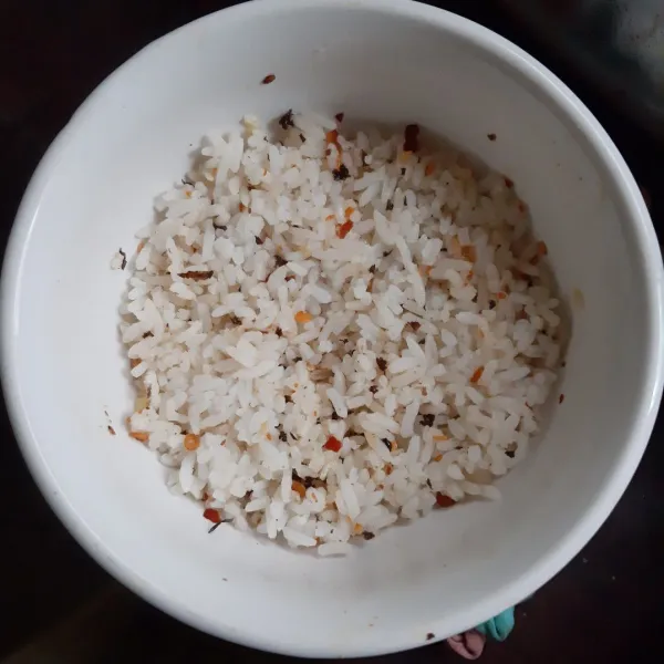 Masukan nasi kedalam mangkuk, tambahkan nori bubuk sesuai selera, aduk rata.