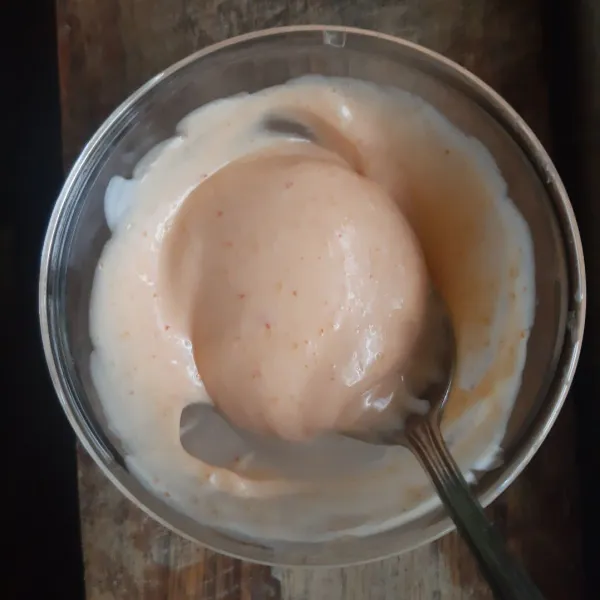 Campurkan mayonaise dan saus cabai, aduk rata.