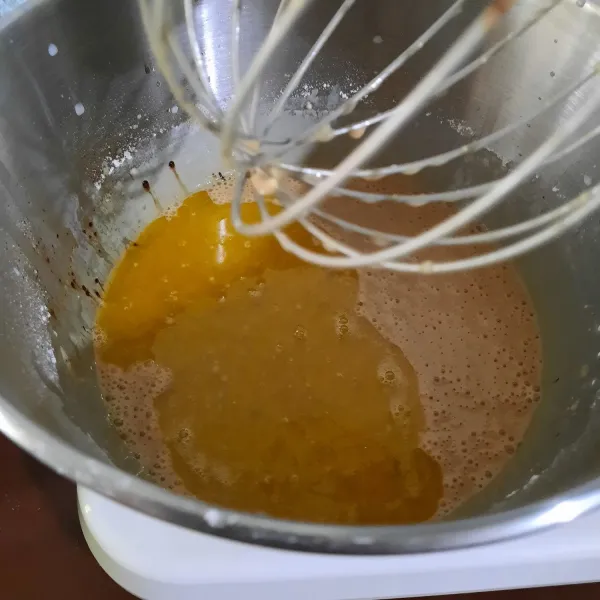 Terakhur masukkan margarine yang sudah dilelehkan, mixer sebentar hingga tercampur rata.