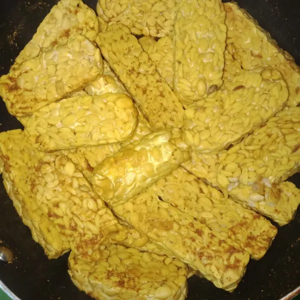 Biarkan hingga air menyusut dan tempe empuk, bisa untuk stok kulkas atu cemilan tinggal digoreng