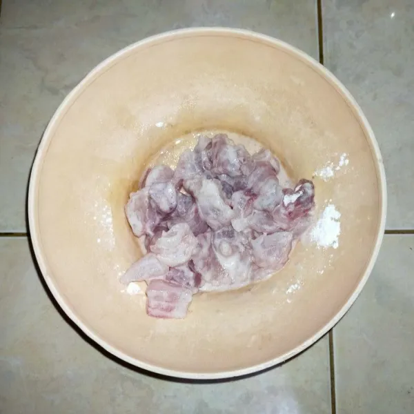 Campurkan garam, lada, baking soda, tepung, terigu, tepung beras, dan sedikit air. Campurkan ayam ke dalam adonan tepung. Marinasi selama 10 menit.