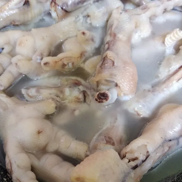 Didihkan air, rebus ceker sampai empuk