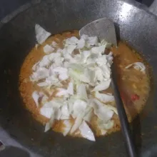 Jika kentang sudah empuk, masukkan kol lalu aduk rata.