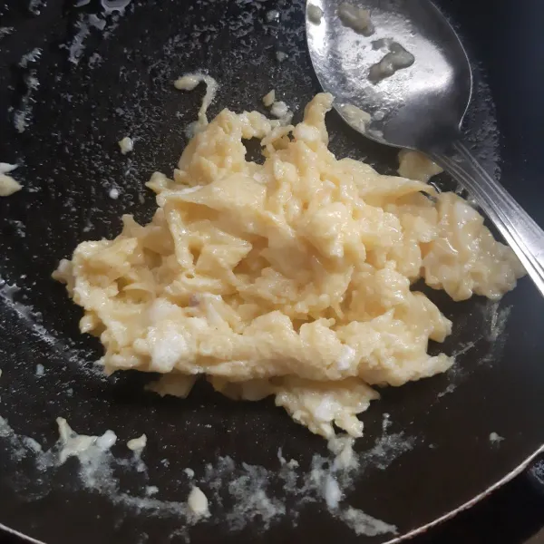 Pecahkan telur, kocok sebentar kemudian orak arik telur, jangan sampai kering.