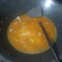 Masukkan air dan santan. Aduk-aduk hingga mendidih.