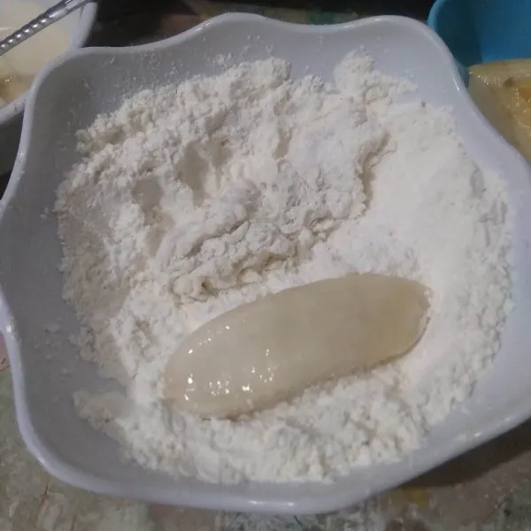 Gulingkan ke dalam tepung kering. Remas-remas hingga keriting.