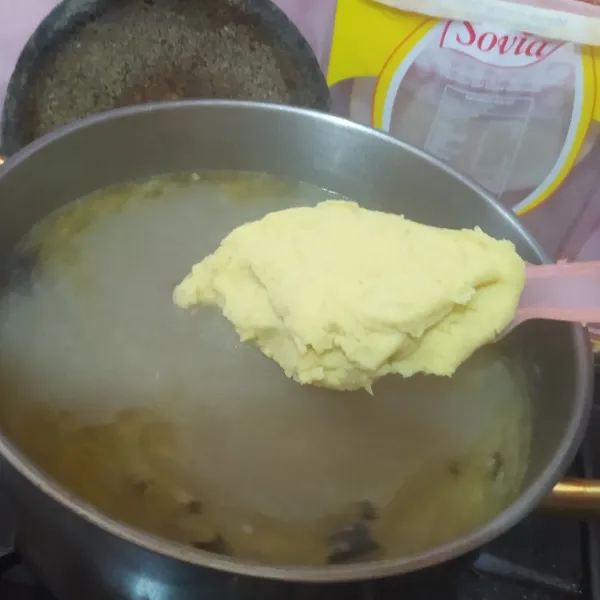 Haluskan kentang dan kuning telur rebus, lalu masukan ke air kaldu. Aduk hingga rata.