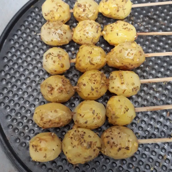 Panggang sate kentang di dalam oven sate kentang hingga matang kecoklatan