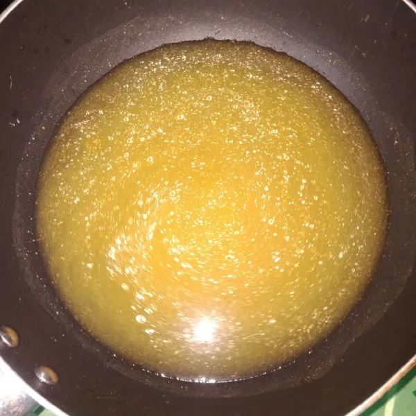 Lalu siapkan panci dan air secukupnya lalu masukan bumbu ungkep yang sudah dihaluskan biarkan sampai panas