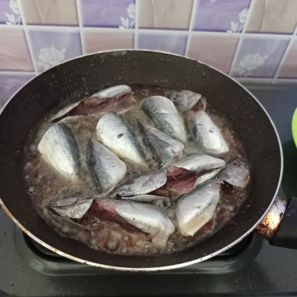 Goreng ikan tongkol sampai matang. Angkat.