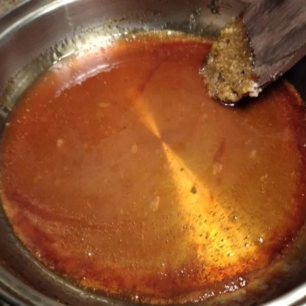 Tuang gula pasir kedalam wajan, masak hingga menjadi karamel