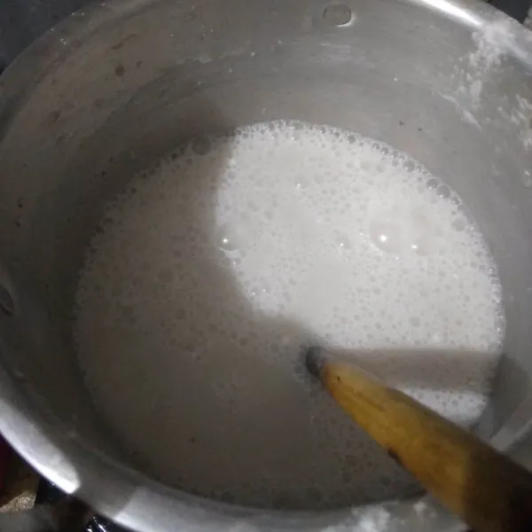 Dalam panci campur tepung hunkwe, air, santan, gula pasir, dan garam. Aduk sampai tidak bergerindil.