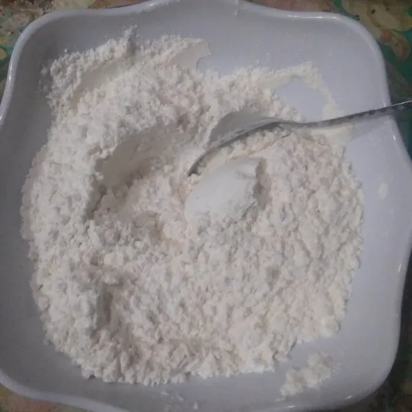Campurkan tepung terigu, tepung maizena dan baking powder, aduk rata.
