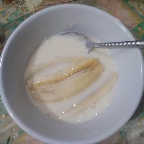 Celupkan pisang ke dalam adonan tepung basah.