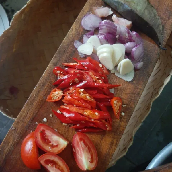 Iris bawang, cabai, tomat, dan kol.