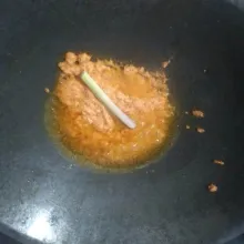 Panaskan minyak, tumis bumbu halus dan serai hingga harum.
