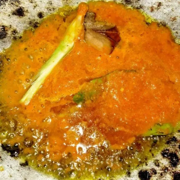 Panaskan minyak. Tumis bumbu halus. Beri garam gula pasir, penyedap rasa, lengkuas, serai, daun jeruk hingga harum.