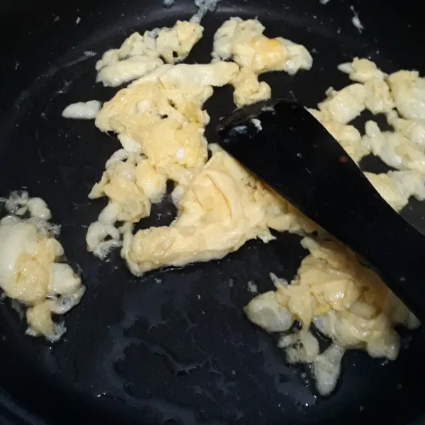 Kocok telur hingga berbusa. Panaskan 2 sdm minyak goreng lalu tuang telur ke teflon dan aduk hingga jadi orak arik