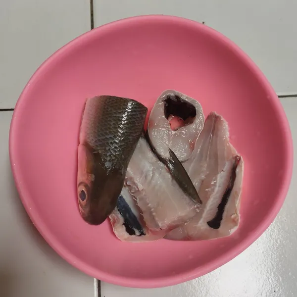 Bersihkan ikan, buang isi perut dan insangnya. Potong sesuai selera dan sisihkan.