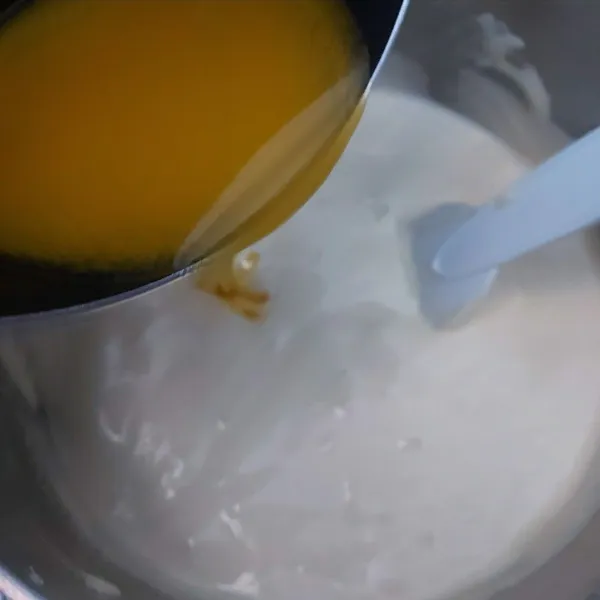 Masukkan butter leleh, aduk rata. Jangan sampai ada endapan minyak di bawah wadah.