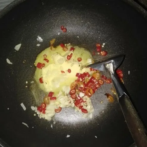masukan minyak goreng  lalu tambahkan kuning telur asin yang telah di haluskan tambahkan cabe, cream, kaldu, dan lada hitam aduk rata.