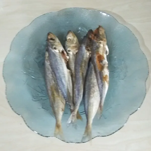 Cuci bersih asin japuh, buang isi perutnya, cuci bersih lagi.