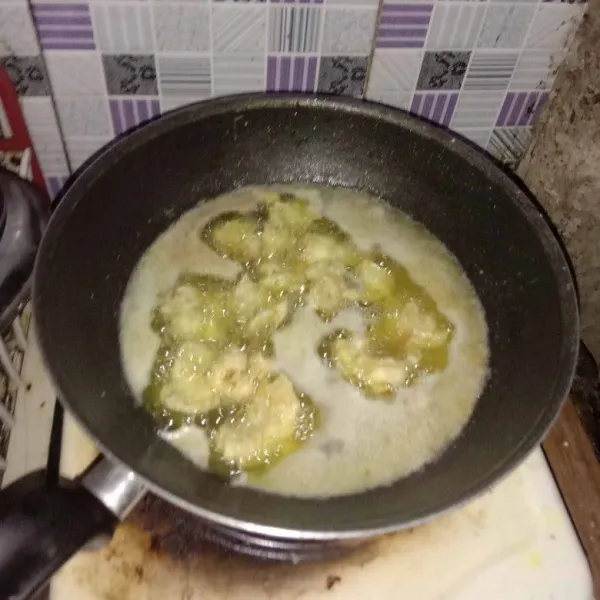 goreng di minyak panas.angkat tiriskan