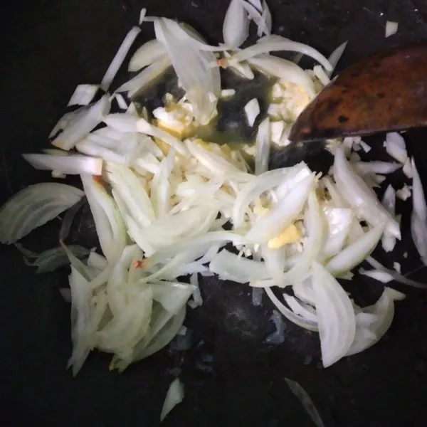 Tumis bawang bombai dan bawang putih dengan mentega hingga harum. Masukan sosis  dan tumis hingga matang