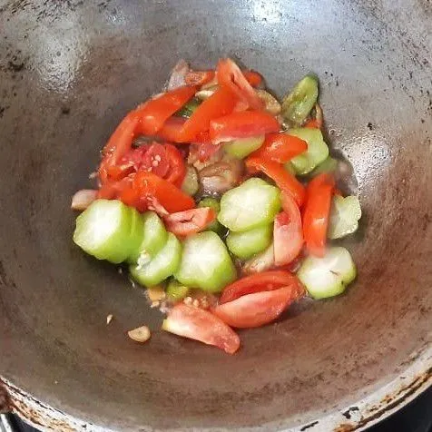 Masukan tomat dan belimbing wuluh. Aduk rata.