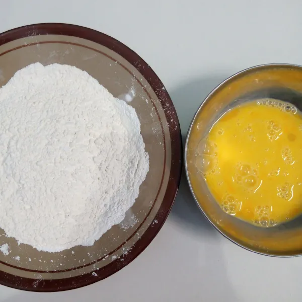 Campur semua adonan kering. Dan siapkan kocokan telur.