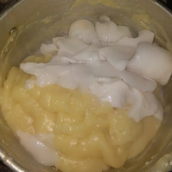 Masukkan margarin dan daging buah kelapa, aduk rata.
