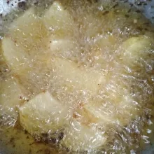 Cuci bersih kentang, kupas dan potong sesuai selera. Kemudian goreng hingga berkulit. Angkat dan tiriskan.