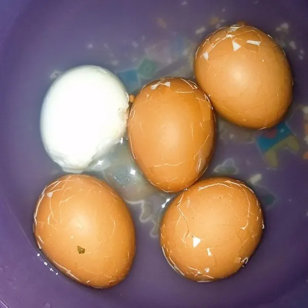 Rebus telur kemudian kupas. Goreng, angkat, dan tiriskan